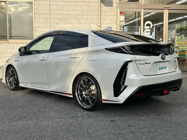 トヨタ プリウス ＰＨＶ S GRスポーツ 埼玉県 2018(平30)年 8.4万km ホワイトパールクリスタルシャイン ETC /純正ナビ /バックカメラ /車高調/充電プラグ有　/ステアリングスイッチ　/プッシュスタート　/クルコン追従　/TRC /オートライト /オートハイビーム　/ドアバイザー　/純正フロアマット　/シートヒーター(D/N)　/イモビライザー　/プリクラッシュ/LEDライト /社外サスペンション/シフトノブ変更