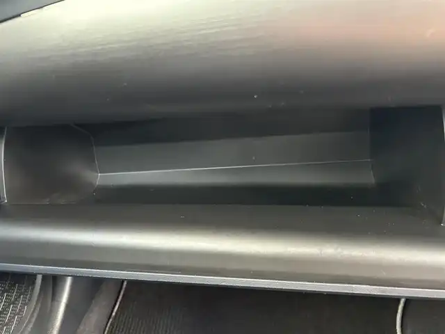 トヨタ プリウス ＰＨＶ S GRスポーツ 埼玉県 2018(平30)年 8.4万km ホワイトパールクリスタルシャイン ETC /純正ナビ /バックカメラ /車高調/充電プラグ有　/ステアリングスイッチ　/プッシュスタート　/クルコン追従　/TRC /オートライト /オートハイビーム　/ドアバイザー　/純正フロアマット　/シートヒーター(D/N)　/イモビライザー　/プリクラッシュ/LEDライト /社外サスペンション/シフトノブ変更