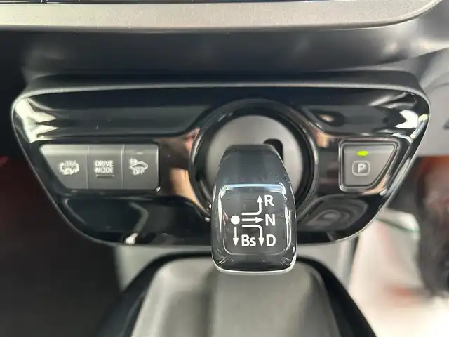 トヨタ プリウス ＰＨＶ S GRスポーツ 埼玉県 2018(平30)年 8.4万km ホワイトパールクリスタルシャイン ETC /純正ナビ /バックカメラ /車高調/充電プラグ有　/ステアリングスイッチ　/プッシュスタート　/クルコン追従　/TRC /オートライト /オートハイビーム　/ドアバイザー　/純正フロアマット　/シートヒーター(D/N)　/イモビライザー　/プリクラッシュ/LEDライト /社外サスペンション/シフトノブ変更