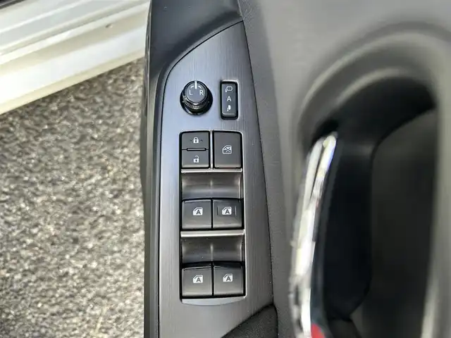 トヨタ プリウス ＰＨＶ S GRスポーツ 埼玉県 2018(平30)年 8.4万km ホワイトパールクリスタルシャイン ETC /純正ナビ /バックカメラ /車高調/充電プラグ有　/ステアリングスイッチ　/プッシュスタート　/クルコン追従　/TRC /オートライト /オートハイビーム　/ドアバイザー　/純正フロアマット　/シートヒーター(D/N)　/イモビライザー　/プリクラッシュ/LEDライト /社外サスペンション/シフトノブ変更