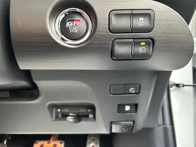 トヨタ プリウス ＰＨＶ S GRスポーツ 埼玉県 2018(平30)年 8.4万km ホワイトパールクリスタルシャイン ETC /純正ナビ /バックカメラ /車高調/充電プラグ有　/ステアリングスイッチ　/プッシュスタート　/クルコン追従　/TRC /オートライト /オートハイビーム　/ドアバイザー　/純正フロアマット　/シートヒーター(D/N)　/イモビライザー　/プリクラッシュ/LEDライト /社外サスペンション/シフトノブ変更