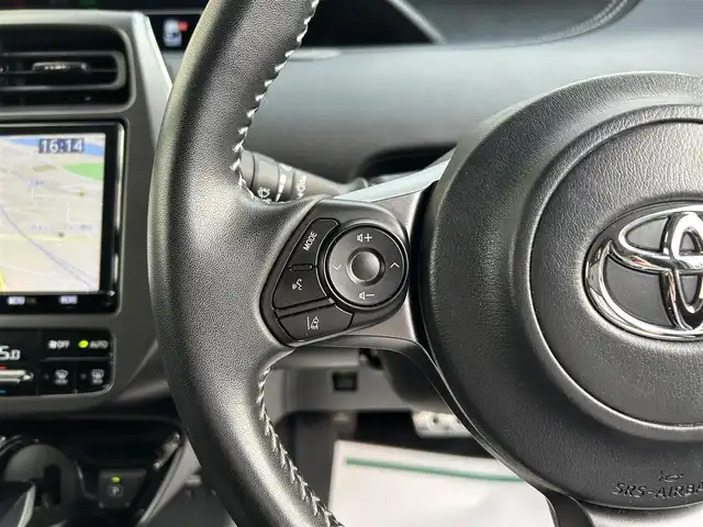 トヨタ プリウス ＰＨＶ S GRスポーツ 埼玉県 2018(平30)年 8.4万km ホワイトパールクリスタルシャイン ETC /純正ナビ /バックカメラ /車高調/充電プラグ有　/ステアリングスイッチ　/プッシュスタート　/クルコン追従　/TRC /オートライト /オートハイビーム　/ドアバイザー　/純正フロアマット　/シートヒーター(D/N)　/イモビライザー　/プリクラッシュ/LEDライト /社外サスペンション/シフトノブ変更