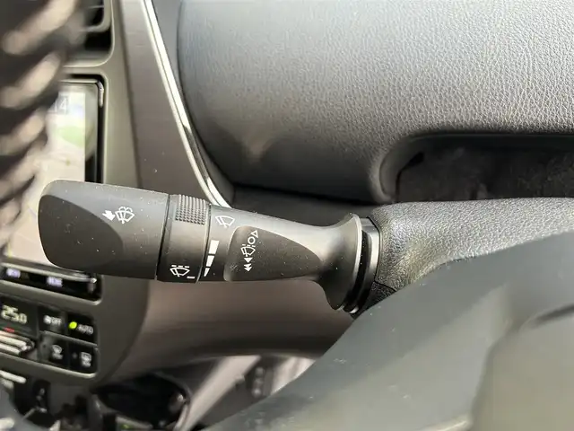 トヨタ プリウス ＰＨＶ S GRスポーツ 埼玉県 2018(平30)年 8.4万km ホワイトパールクリスタルシャイン ETC /純正ナビ /バックカメラ /車高調/充電プラグ有　/ステアリングスイッチ　/プッシュスタート　/クルコン追従　/TRC /オートライト /オートハイビーム　/ドアバイザー　/純正フロアマット　/シートヒーター(D/N)　/イモビライザー　/プリクラッシュ/LEDライト /社外サスペンション/シフトノブ変更