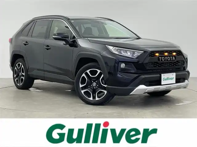 トヨタ ＲＡＶ４ アドベンチャー 富山県 2021(令3)年 4.8万km アティチュードブラックマイカ ワンオーナー/4WD/メーカー9インチディスプレイオーディオ(AM/FM/BT)/マーカー付きフロントグリル/バックカメラ/衝突軽減システム/ブラインドスポットモニター/ロードサインアシスト/リヤクロストラフィックアラート/レーンキープアシスト/レーダークルーズコントロール/コーナーセンサー/盗難防止装置/横滑り防止装置/オートマチックハイビーム/LEDオートライト/ユピテル製ドライブレコーダー　前後/合皮シート/ETC/スマートキー×2/取扱説明書/保証書