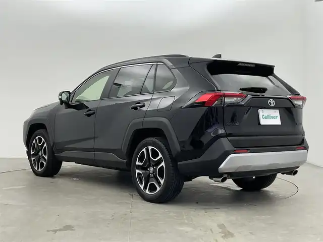 トヨタ ＲＡＶ４ アドベンチャー 富山県 2021(令3)年 4.8万km アティチュードブラックマイカ ワンオーナー/4WD/メーカー9インチディスプレイオーディオ(AM/FM/BT)/マーカー付きフロントグリル/バックカメラ/衝突軽減システム/ブラインドスポットモニター/ロードサインアシスト/リヤクロストラフィックアラート/レーンキープアシスト/レーダークルーズコントロール/コーナーセンサー/盗難防止装置/横滑り防止装置/オートマチックハイビーム/LEDオートライト/ユピテル製ドライブレコーダー　前後/合皮シート/ETC/スマートキー×2/取扱説明書/保証書
