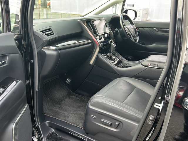 トヨタ アルファード S Cパッケージ 広島県 2020(令2)年 6万km ブラック 禁煙/モデリスタシグネチャーイルミ/セーフティセンス/・プリクラッシュセーフティ/・LTA/LDA/RSA/・先行車発進告知/・オートマチックハイビーム/クリアランスソナー/純正ディスプレイオーディオ/・ナビ機能/Bluetooth/Miracast/HDMI/バックカメラ/純正フリップダウンモニター（V12T-R68C）/3眼LEDヘッドライト/シーケンシャルターンランプ/オートライト/フォグランプ/合皮シート/シートヒーター/シートベンチレーション/パワーシート/メモリシート/ウッドコンビステアリング/ステアリングスイッチ/ステアリングヒーター/パワーバックドア/スマートキー/プッシュスタート/スペアキー/360°ドライブレコーダー（ユピテルZQ-20）/レーダー探知機/ビルトインETC/後席カーテン/純正18インチアルミホイール