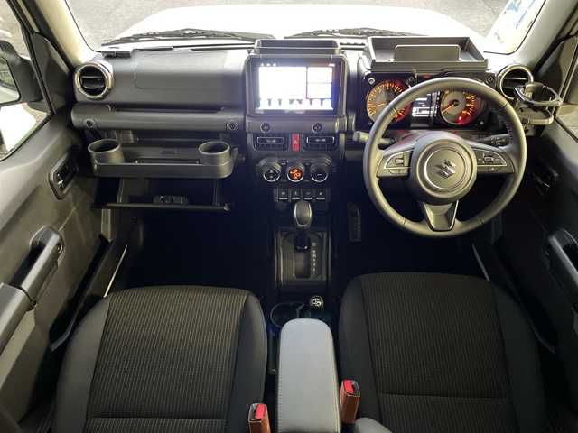 スズキ ジムニー ノマド FC 神奈川県 2025(令7)年 0.5万km アークティックホワイトパール ワンオーナー/アンドロイドナビ(AM/FM/BT/Googleナビ)/バックカメラ/ルーフキャリア/リアラダー/衝突被害軽減ブレーキ/レーンキープアシスト/横滑り防止装置/パーキングセンサー/ダウンヒルアシストコントロール/レーダークルーズコントロール/アイドリングストップキャンセラー/D/N席シートヒーター/ミラーヒーター/ETC/前方ドライブレコーダー/ISOFIX/スペアキー×1/保証書/取扱説明書