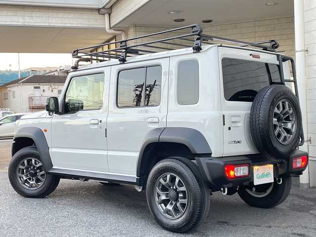 スズキ ジムニー ノマド FC 神奈川県 2025(令7)年 0.5万km アークティックホワイトパール ワンオーナー/アンドロイドナビ(AM/FM/BT/Googleナビ)/バックカメラ/ルーフキャリア/リアラダー/衝突被害軽減ブレーキ/レーンキープアシスト/横滑り防止装置/パーキングセンサー/ダウンヒルアシストコントロール/レーダークルーズコントロール/アイドリングストップキャンセラー/D/N席シートヒーター/ミラーヒーター/ETC/前方ドライブレコーダー/ISOFIX/スペアキー×1/保証書/取扱説明書