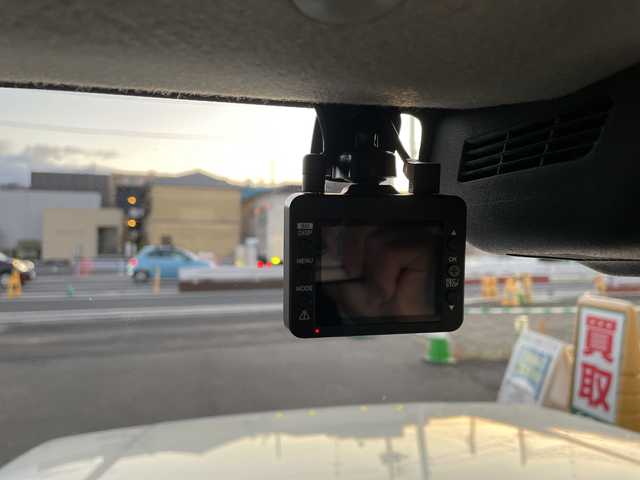 スズキ ジムニー ノマド FC 神奈川県 2025(令7)年 0.5万km アークティックホワイトパール ワンオーナー/アンドロイドナビ(AM/FM/BT/Googleナビ)/バックカメラ/ルーフキャリア/リアラダー/衝突被害軽減ブレーキ/レーンキープアシスト/横滑り防止装置/パーキングセンサー/ダウンヒルアシストコントロール/レーダークルーズコントロール/アイドリングストップキャンセラー/D/N席シートヒーター/ミラーヒーター/ETC/前方ドライブレコーダー/ISOFIX/スペアキー×1/保証書/取扱説明書