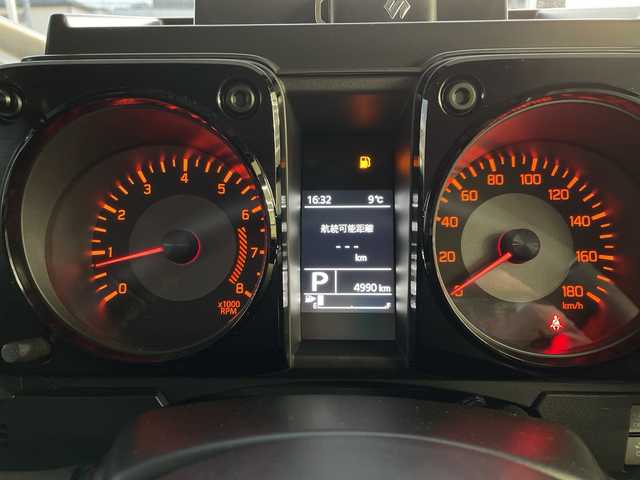 スズキ ジムニー ノマド FC 神奈川県 2025(令7)年 0.5万km アークティックホワイトパール ワンオーナー/アンドロイドナビ(AM/FM/BT/Googleナビ)/バックカメラ/ルーフキャリア/リアラダー/衝突被害軽減ブレーキ/レーンキープアシスト/横滑り防止装置/パーキングセンサー/ダウンヒルアシストコントロール/レーダークルーズコントロール/アイドリングストップキャンセラー/D/N席シートヒーター/ミラーヒーター/ETC/前方ドライブレコーダー/ISOFIX/スペアキー×1/保証書/取扱説明書