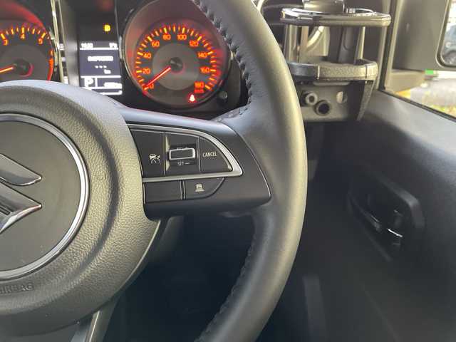 スズキ ジムニー ノマド FC 神奈川県 2025(令7)年 0.5万km アークティックホワイトパール ワンオーナー/アンドロイドナビ(AM/FM/BT/Googleナビ)/バックカメラ/ルーフキャリア/リアラダー/衝突被害軽減ブレーキ/レーンキープアシスト/横滑り防止装置/パーキングセンサー/ダウンヒルアシストコントロール/レーダークルーズコントロール/アイドリングストップキャンセラー/D/N席シートヒーター/ミラーヒーター/ETC/前方ドライブレコーダー/ISOFIX/スペアキー×1/保証書/取扱説明書