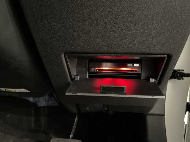 スズキ ジムニー ノマド FC 神奈川県 2025(令7)年 0.5万km アークティックホワイトパール ワンオーナー/アンドロイドナビ(AM/FM/BT/Googleナビ)/バックカメラ/ルーフキャリア/リアラダー/衝突被害軽減ブレーキ/レーンキープアシスト/横滑り防止装置/パーキングセンサー/ダウンヒルアシストコントロール/レーダークルーズコントロール/アイドリングストップキャンセラー/D/N席シートヒーター/ミラーヒーター/ETC/前方ドライブレコーダー/ISOFIX/スペアキー×1/保証書/取扱説明書