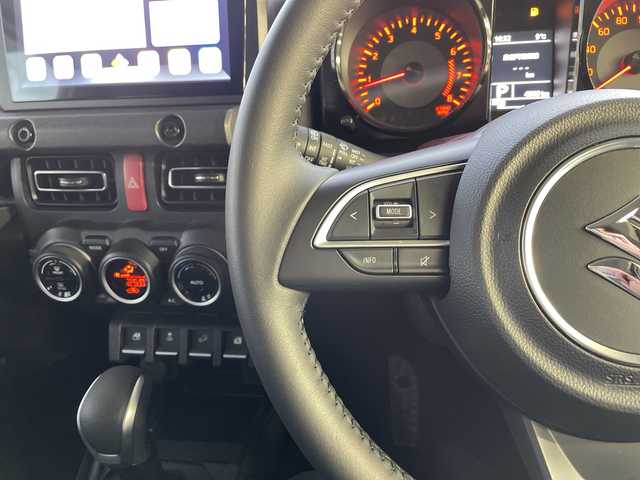 スズキ ジムニー ノマド FC 神奈川県 2025(令7)年 0.5万km アークティックホワイトパール ワンオーナー/アンドロイドナビ(AM/FM/BT/Googleナビ)/バックカメラ/ルーフキャリア/リアラダー/衝突被害軽減ブレーキ/レーンキープアシスト/横滑り防止装置/パーキングセンサー/ダウンヒルアシストコントロール/レーダークルーズコントロール/アイドリングストップキャンセラー/D/N席シートヒーター/ミラーヒーター/ETC/前方ドライブレコーダー/ISOFIX/スペアキー×1/保証書/取扱説明書