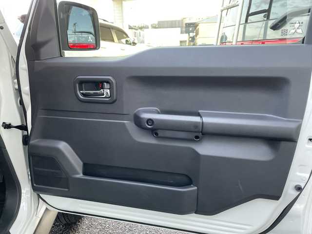 スズキ ジムニー ノマド FC 神奈川県 2025(令7)年 0.5万km アークティックホワイトパール ワンオーナー/アンドロイドナビ(AM/FM/BT/Googleナビ)/バックカメラ/ルーフキャリア/リアラダー/衝突被害軽減ブレーキ/レーンキープアシスト/横滑り防止装置/パーキングセンサー/ダウンヒルアシストコントロール/レーダークルーズコントロール/アイドリングストップキャンセラー/D/N席シートヒーター/ミラーヒーター/ETC/前方ドライブレコーダー/ISOFIX/スペアキー×1/保証書/取扱説明書