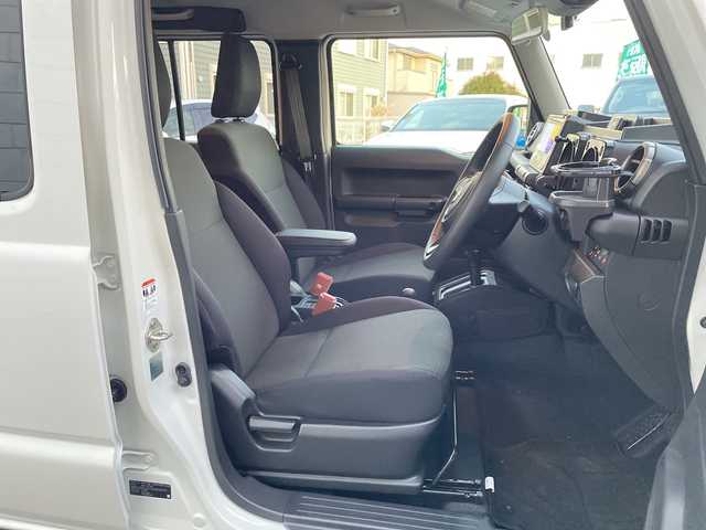 スズキ ジムニー ノマド FC 神奈川県 2025(令7)年 0.5万km アークティックホワイトパール ワンオーナー/アンドロイドナビ(AM/FM/BT/Googleナビ)/バックカメラ/ルーフキャリア/リアラダー/衝突被害軽減ブレーキ/レーンキープアシスト/横滑り防止装置/パーキングセンサー/ダウンヒルアシストコントロール/レーダークルーズコントロール/アイドリングストップキャンセラー/D/N席シートヒーター/ミラーヒーター/ETC/前方ドライブレコーダー/ISOFIX/スペアキー×1/保証書/取扱説明書