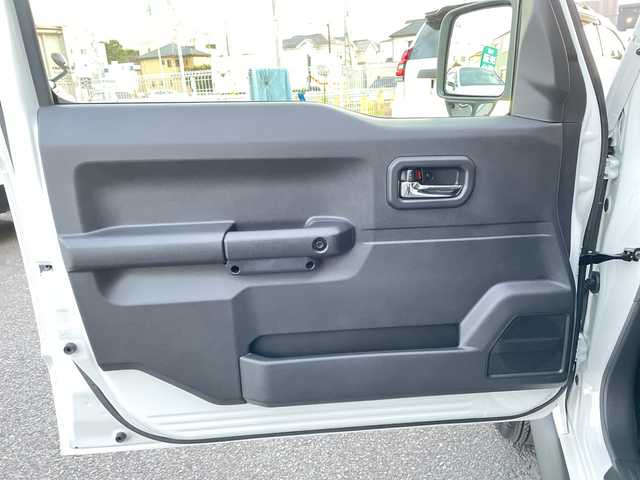 スズキ ジムニー ノマド FC 神奈川県 2025(令7)年 0.5万km アークティックホワイトパール ワンオーナー/アンドロイドナビ(AM/FM/BT/Googleナビ)/バックカメラ/ルーフキャリア/リアラダー/衝突被害軽減ブレーキ/レーンキープアシスト/横滑り防止装置/パーキングセンサー/ダウンヒルアシストコントロール/レーダークルーズコントロール/アイドリングストップキャンセラー/D/N席シートヒーター/ミラーヒーター/ETC/前方ドライブレコーダー/ISOFIX/スペアキー×1/保証書/取扱説明書