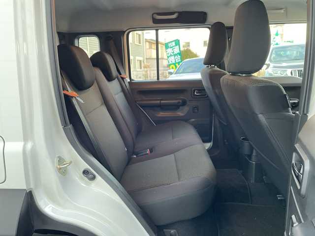 スズキ ジムニー ノマド FC 神奈川県 2025(令7)年 0.5万km アークティックホワイトパール ワンオーナー/アンドロイドナビ(AM/FM/BT/Googleナビ)/バックカメラ/ルーフキャリア/リアラダー/衝突被害軽減ブレーキ/レーンキープアシスト/横滑り防止装置/パーキングセンサー/ダウンヒルアシストコントロール/レーダークルーズコントロール/アイドリングストップキャンセラー/D/N席シートヒーター/ミラーヒーター/ETC/前方ドライブレコーダー/ISOFIX/スペアキー×1/保証書/取扱説明書