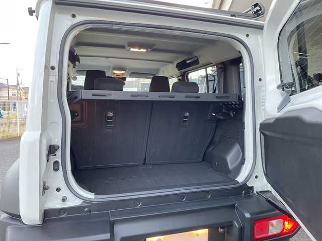 スズキ ジムニー ノマド FC 神奈川県 2025(令7)年 0.5万km アークティックホワイトパール ワンオーナー/アンドロイドナビ(AM/FM/BT/Googleナビ)/バックカメラ/ルーフキャリア/リアラダー/衝突被害軽減ブレーキ/レーンキープアシスト/横滑り防止装置/パーキングセンサー/ダウンヒルアシストコントロール/レーダークルーズコントロール/アイドリングストップキャンセラー/D/N席シートヒーター/ミラーヒーター/ETC/前方ドライブレコーダー/ISOFIX/スペアキー×1/保証書/取扱説明書