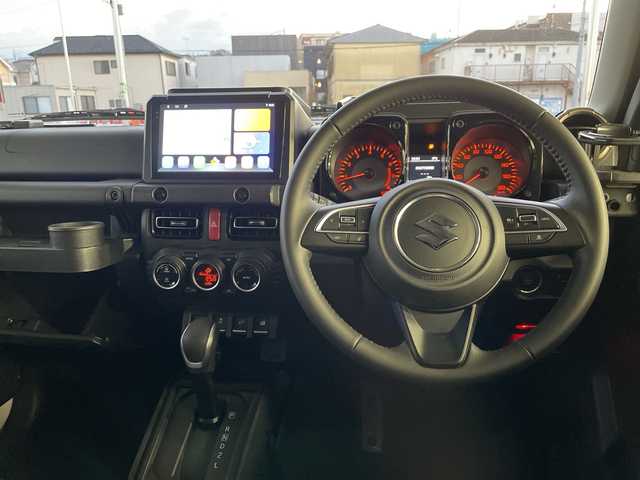 スズキ ジムニー ノマド FC 神奈川県 2025(令7)年 0.5万km アークティックホワイトパール ワンオーナー/アンドロイドナビ(AM/FM/BT/Googleナビ)/バックカメラ/ルーフキャリア/リアラダー/衝突被害軽減ブレーキ/レーンキープアシスト/横滑り防止装置/パーキングセンサー/ダウンヒルアシストコントロール/レーダークルーズコントロール/アイドリングストップキャンセラー/D/N席シートヒーター/ミラーヒーター/ETC/前方ドライブレコーダー/ISOFIX/スペアキー×1/保証書/取扱説明書