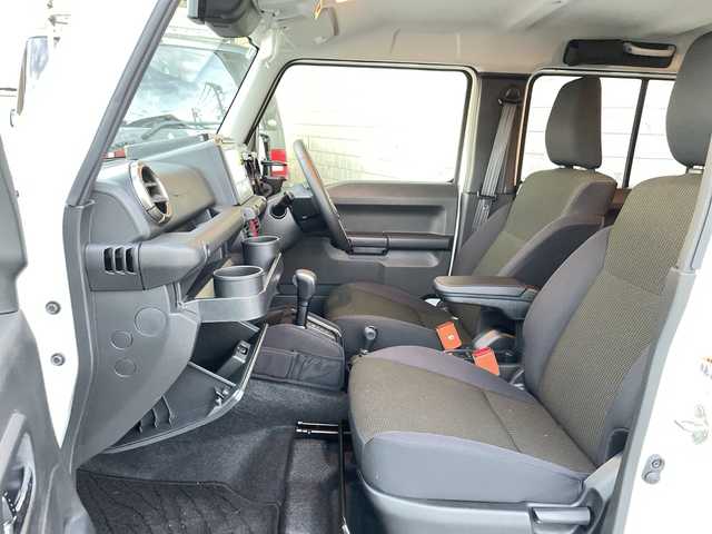 スズキ ジムニー ノマド FC 神奈川県 2025(令7)年 0.5万km アークティックホワイトパール ワンオーナー/アンドロイドナビ(AM/FM/BT/Googleナビ)/バックカメラ/ルーフキャリア/リアラダー/衝突被害軽減ブレーキ/レーンキープアシスト/横滑り防止装置/パーキングセンサー/ダウンヒルアシストコントロール/レーダークルーズコントロール/アイドリングストップキャンセラー/D/N席シートヒーター/ミラーヒーター/ETC/前方ドライブレコーダー/ISOFIX/スペアキー×1/保証書/取扱説明書