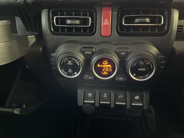 スズキ ジムニー ノマド FC 神奈川県 2025(令7)年 0.5万km アークティックホワイトパール ワンオーナー/アンドロイドナビ(AM/FM/BT/Googleナビ)/バックカメラ/ルーフキャリア/リアラダー/衝突被害軽減ブレーキ/レーンキープアシスト/横滑り防止装置/パーキングセンサー/ダウンヒルアシストコントロール/レーダークルーズコントロール/アイドリングストップキャンセラー/D/N席シートヒーター/ミラーヒーター/ETC/前方ドライブレコーダー/ISOFIX/スペアキー×1/保証書/取扱説明書