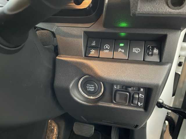 スズキ ジムニー ノマド FC 神奈川県 2025(令7)年 0.5万km アークティックホワイトパール ワンオーナー/アンドロイドナビ(AM/FM/BT/Googleナビ)/バックカメラ/ルーフキャリア/リアラダー/衝突被害軽減ブレーキ/レーンキープアシスト/横滑り防止装置/パーキングセンサー/ダウンヒルアシストコントロール/レーダークルーズコントロール/アイドリングストップキャンセラー/D/N席シートヒーター/ミラーヒーター/ETC/前方ドライブレコーダー/ISOFIX/スペアキー×1/保証書/取扱説明書