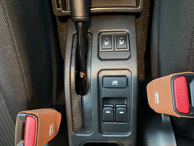 スズキ ジムニー ノマド FC 神奈川県 2025(令7)年 0.5万km アークティックホワイトパール ワンオーナー/アンドロイドナビ(AM/FM/BT/Googleナビ)/バックカメラ/ルーフキャリア/リアラダー/衝突被害軽減ブレーキ/レーンキープアシスト/横滑り防止装置/パーキングセンサー/ダウンヒルアシストコントロール/レーダークルーズコントロール/アイドリングストップキャンセラー/D/N席シートヒーター/ミラーヒーター/ETC/前方ドライブレコーダー/ISOFIX/スペアキー×1/保証書/取扱説明書