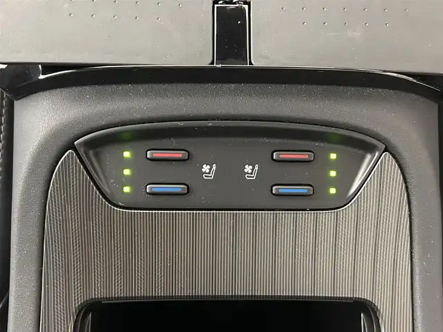 トヨタ ハリアー Z レザーパッケージ 佐賀県 2023(令5)年 0.8万km プレシャスブラックパール トヨタセーフティセンス/純正12.3型ディスプレイオーディオナビTV/JBLサウンドシステム/ビルトイン2.0ETC/純正LEDオートライト/純正LEDフォグ/純正フロアマット/黒本革シート/前席パワーシート/エアシート/シートヒーター/パワーチルトステアリング/ブラインドスポットモニター/オートマチックハイビーム/アダプティブクルーズコントロール/レーンキープアシスト/全周囲カメラ/デュアルオートエアコン/スマートルームミラー/本革巻ハンドル/スマートキー/プッシュエンジンスタート/純正19インチアルミホイール/新車時保証書/取扱説明書