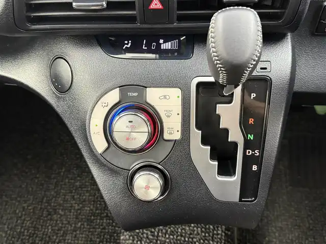 トヨタ シエンタ G グランパー 愛知県 2020(令2)年 2.4万km ホワイトパールクリスタルシャイン トヨタセーフティセンス/　　・プリクラッシュセーフティ/　　・レーンディバーチャーアラート/　　・オートマチックハイビーム/クリアランスソナー/純正7インチナビ/　　・CD/BT/ワンセグ/パノラミックビューモニター/ビルトインETC/革巻きステアリング/ステアリングリモコン/両側パワースライドドア/純正フロアマット/純正ホイールキャップ/電動格納ウィンカーミラー/アイドリングストップ/取扱説明書/保証書/スペアキー