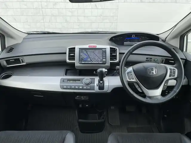 ホンダ フリード ハイブリット ジャストセレクション 長崎県 2012(平24)年 10万km プレミアムホワイトパール (株)IDOMが運営する【じしゃロン長崎店】の自社ローン専用車両になりますこちらは現金またはオートローンご利用時の価格です。自社ローンご希望の方は別途その旨お申付け下さい/ナビ　/バックカメラ　/両側パワースライドドア　/ハーフレザーシート　/クルーズコントロール　/電格ミラー　/ＨＩＤヘッドライト　/フォグランプ　/オートライト　/ＥＴＣ　/スマートキー