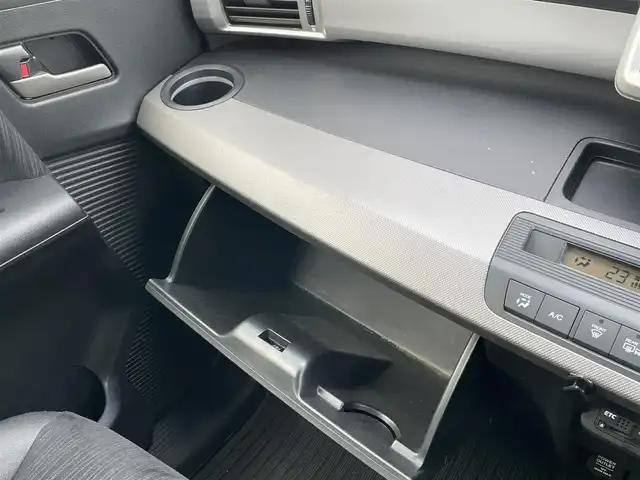 ホンダ フリード ハイブリット ジャストセレクション 長崎県 2012(平24)年 10万km プレミアムホワイトパール (株)IDOMが運営する【じしゃロン長崎店】の自社ローン専用車両になりますこちらは現金またはオートローンご利用時の価格です。自社ローンご希望の方は別途その旨お申付け下さい/ナビ　/バックカメラ　/両側パワースライドドア　/ハーフレザーシート　/クルーズコントロール　/電格ミラー　/ＨＩＤヘッドライト　/フォグランプ　/オートライト　/ＥＴＣ　/スマートキー