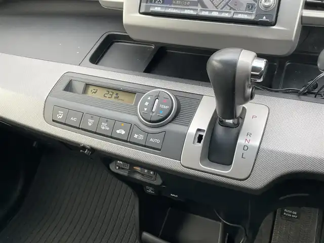 ホンダ フリード ハイブリット ジャストセレクション 長崎県 2012(平24)年 10万km プレミアムホワイトパール (株)IDOMが運営する【じしゃロン長崎店】の自社ローン専用車両になりますこちらは現金またはオートローンご利用時の価格です。自社ローンご希望の方は別途その旨お申付け下さい/ナビ　/バックカメラ　/両側パワースライドドア　/ハーフレザーシート　/クルーズコントロール　/電格ミラー　/ＨＩＤヘッドライト　/フォグランプ　/オートライト　/ＥＴＣ　/スマートキー