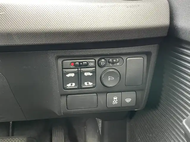 ホンダ フリード ハイブリット ジャストセレクション 長崎県 2012(平24)年 10万km プレミアムホワイトパール (株)IDOMが運営する【じしゃロン長崎店】の自社ローン専用車両になりますこちらは現金またはオートローンご利用時の価格です。自社ローンご希望の方は別途その旨お申付け下さい/ナビ　/バックカメラ　/両側パワースライドドア　/ハーフレザーシート　/クルーズコントロール　/電格ミラー　/ＨＩＤヘッドライト　/フォグランプ　/オートライト　/ＥＴＣ　/スマートキー