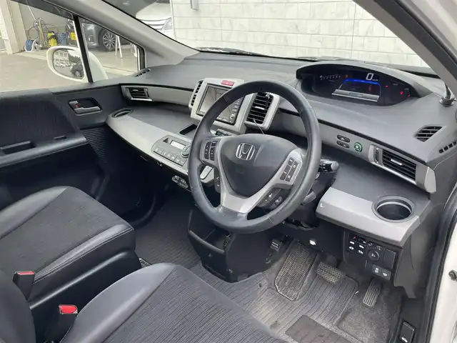 ホンダ フリード ハイブリット ジャストセレクション 長崎県 2012(平24)年 10万km プレミアムホワイトパール (株)IDOMが運営する【じしゃロン長崎店】の自社ローン専用車両になりますこちらは現金またはオートローンご利用時の価格です。自社ローンご希望の方は別途その旨お申付け下さい/ナビ　/バックカメラ　/両側パワースライドドア　/ハーフレザーシート　/クルーズコントロール　/電格ミラー　/ＨＩＤヘッドライト　/フォグランプ　/オートライト　/ＥＴＣ　/スマートキー