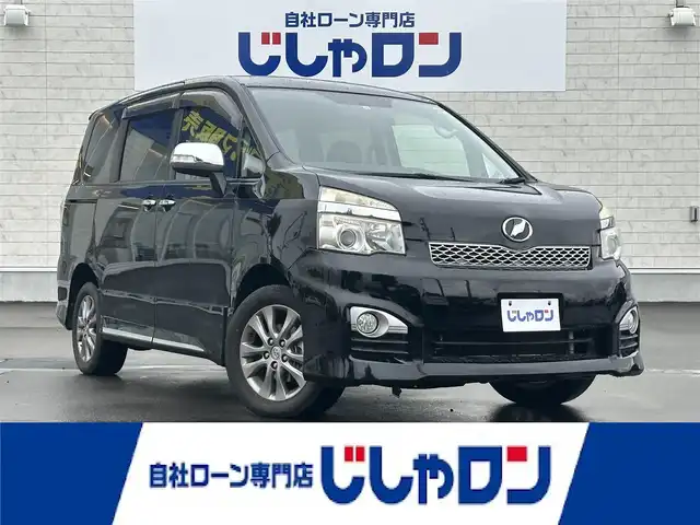 トヨタ ヴォクシー ZS 道北・旭川 2013(平25)年 12.3万km ブラック (株)IDOMが運営する【じしゃロン旭川店】の自社ローン専用車両になります。こちらは現金またはオートローンご利用時の価格です。自社ローンご希望の方は別途その旨お申付け下さい/　/・ベースグレード「ＺＳ」の特別仕様車「ＺＳ煌（きらめき）III」/・純正ナビ(CD/DVD/BT/SD/フルセグ)/・バックカメラ/・ビルトインETC/・ドライブレコーダー/・パドルシフト/・ステリングリモコン/・両側パワースライドドア/・フリップダウンモニター/・電動格納ウィンカーミラー/・プッシュスタート/・スマートキー/・フォグランプ/・取扱説明書