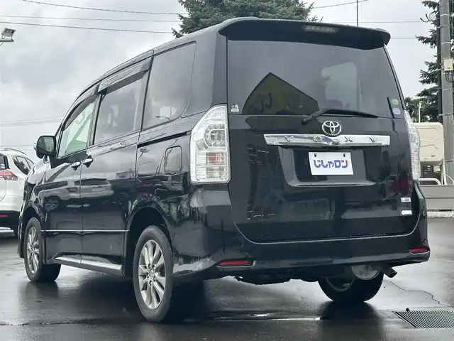 トヨタ ヴォクシー ZS 道北・旭川 2013(平25)年 12.3万km ブラック (株)IDOMが運営する【じしゃロン旭川店】の自社ローン専用車両になります。こちらは現金またはオートローンご利用時の価格です。自社ローンご希望の方は別途その旨お申付け下さい/　/・ベースグレード「ＺＳ」の特別仕様車「ＺＳ煌（きらめき）III」/・純正ナビ(CD/DVD/BT/SD/フルセグ)/・バックカメラ/・ビルトインETC/・ドライブレコーダー/・パドルシフト/・ステリングリモコン/・両側パワースライドドア/・フリップダウンモニター/・電動格納ウィンカーミラー/・プッシュスタート/・スマートキー/・フォグランプ/・取扱説明書