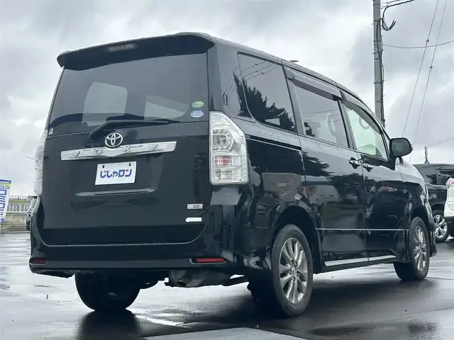 トヨタ ヴォクシー ZS 道北・旭川 2013(平25)年 12.3万km ブラック (株)IDOMが運営する【じしゃロン旭川店】の自社ローン専用車両になります。こちらは現金またはオートローンご利用時の価格です。自社ローンご希望の方は別途その旨お申付け下さい/　/・ベースグレード「ＺＳ」の特別仕様車「ＺＳ煌（きらめき）III」/・純正ナビ(CD/DVD/BT/SD/フルセグ)/・バックカメラ/・ビルトインETC/・ドライブレコーダー/・パドルシフト/・ステリングリモコン/・両側パワースライドドア/・フリップダウンモニター/・電動格納ウィンカーミラー/・プッシュスタート/・スマートキー/・フォグランプ/・取扱説明書