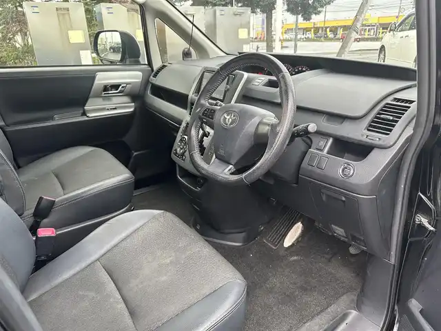 トヨタ ヴォクシー ZS 道北・旭川 2013(平25)年 12.3万km ブラック (株)IDOMが運営する【じしゃロン旭川店】の自社ローン専用車両になります。こちらは現金またはオートローンご利用時の価格です。自社ローンご希望の方は別途その旨お申付け下さい/　/・ベースグレード「ＺＳ」の特別仕様車「ＺＳ煌（きらめき）III」/・純正ナビ(CD/DVD/BT/SD/フルセグ)/・バックカメラ/・ビルトインETC/・ドライブレコーダー/・パドルシフト/・ステリングリモコン/・両側パワースライドドア/・フリップダウンモニター/・電動格納ウィンカーミラー/・プッシュスタート/・スマートキー/・フォグランプ/・取扱説明書
