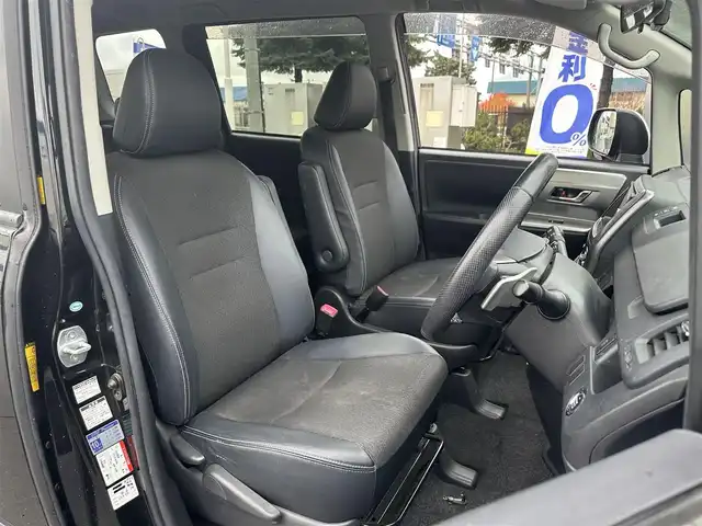 トヨタ ヴォクシー ZS 道北・旭川 2013(平25)年 12.3万km ブラック (株)IDOMが運営する【じしゃロン旭川店】の自社ローン専用車両になります。こちらは現金またはオートローンご利用時の価格です。自社ローンご希望の方は別途その旨お申付け下さい/　/・ベースグレード「ＺＳ」の特別仕様車「ＺＳ煌（きらめき）III」/・純正ナビ(CD/DVD/BT/SD/フルセグ)/・バックカメラ/・ビルトインETC/・ドライブレコーダー/・パドルシフト/・ステリングリモコン/・両側パワースライドドア/・フリップダウンモニター/・電動格納ウィンカーミラー/・プッシュスタート/・スマートキー/・フォグランプ/・取扱説明書