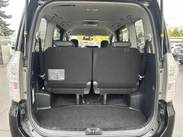 トヨタ ヴォクシー ZS 道北・旭川 2013(平25)年 12.3万km ブラック (株)IDOMが運営する【じしゃロン旭川店】の自社ローン専用車両になります。こちらは現金またはオートローンご利用時の価格です。自社ローンご希望の方は別途その旨お申付け下さい/　/・ベースグレード「ＺＳ」の特別仕様車「ＺＳ煌（きらめき）III」/・純正ナビ(CD/DVD/BT/SD/フルセグ)/・バックカメラ/・ビルトインETC/・ドライブレコーダー/・パドルシフト/・ステリングリモコン/・両側パワースライドドア/・フリップダウンモニター/・電動格納ウィンカーミラー/・プッシュスタート/・スマートキー/・フォグランプ/・取扱説明書