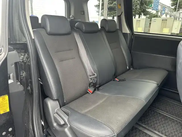 トヨタ ヴォクシー ZS 道北・旭川 2013(平25)年 12.3万km ブラック (株)IDOMが運営する【じしゃロン旭川店】の自社ローン専用車両になります。こちらは現金またはオートローンご利用時の価格です。自社ローンご希望の方は別途その旨お申付け下さい/　/・ベースグレード「ＺＳ」の特別仕様車「ＺＳ煌（きらめき）III」/・純正ナビ(CD/DVD/BT/SD/フルセグ)/・バックカメラ/・ビルトインETC/・ドライブレコーダー/・パドルシフト/・ステリングリモコン/・両側パワースライドドア/・フリップダウンモニター/・電動格納ウィンカーミラー/・プッシュスタート/・スマートキー/・フォグランプ/・取扱説明書