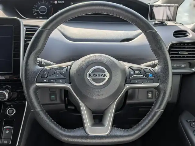 日産 セレナ ハイウェイスター V 福井県 2022(令4)年 6.1万km ダイヤモンドブラック 純正10インチナビ/AM/FM/フルセグ/BT/CD/DVD/全方位カメラ/両側パワースライドドア/11インチフリップダウンモニター/プロパイロット/踏み間違い衝突防止アシスト/クリアランスソナー/BSW/クルーズコントロール/前方ドライブレコーダー/セルスターGPSレーダー/ETC/純正フロアマット/純正16インチAW/LEDヘッドライト/スマートキー