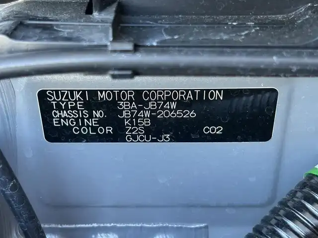 スズキ ジムニー シエラ JC 静岡県 2024(令6)年 0.9万km シルキーシルバーメタリック スズキセーフティサポート/・デュアルセンサーブレーキサポート/・車線逸脱警報機能/・ふらつき警報機能/・先行車発信おしらせ機能/（車両進入禁止/はみ出し禁止/最高速度）/・ハイビームアシスト/社外デジタルインナーミラー/４WD/5速MT/ビルトインETC/クルーズコントロール/シートヒーター/アイドリングストップ/電動格納ミラー（ウィンカーミラー/ミラーヒーター）/純正オプションロッドホルダー/ヘッドラインプウォッシャー/ホワイト照明マルチインフォメーションディスプレイ/革巻きステアリング/プライバシーガラス/ジオランダーG015（人気のホワイトレター）タイヤ