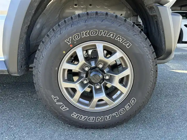 スズキ ジムニー シエラ JC 静岡県 2024(令6)年 0.9万km シルキーシルバーメタリック スズキセーフティサポート/・デュアルセンサーブレーキサポート/・車線逸脱警報機能/・ふらつき警報機能/・先行車発信おしらせ機能/（車両進入禁止/はみ出し禁止/最高速度）/・ハイビームアシスト/社外デジタルインナーミラー/４WD/5速MT/ビルトインETC/クルーズコントロール/シートヒーター/アイドリングストップ/電動格納ミラー（ウィンカーミラー/ミラーヒーター）/純正オプションロッドホルダー/ヘッドラインプウォッシャー/ホワイト照明マルチインフォメーションディスプレイ/革巻きステアリング/プライバシーガラス/ジオランダーG015（人気のホワイトレター）タイヤ