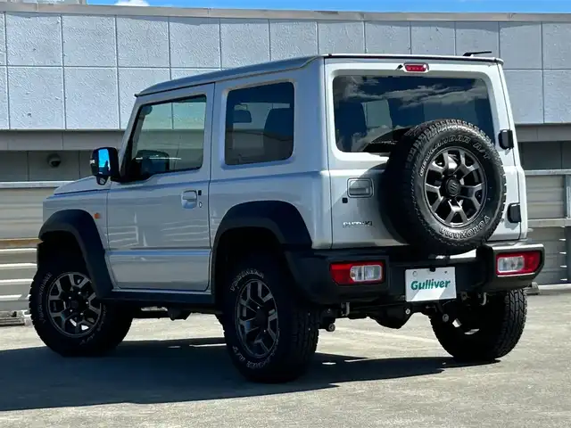 スズキ ジムニー シエラ JC 静岡県 2024(令6)年 0.9万km シルキーシルバーメタリック スズキセーフティサポート/・デュアルセンサーブレーキサポート/・車線逸脱警報機能/・ふらつき警報機能/・先行車発信おしらせ機能/（車両進入禁止/はみ出し禁止/最高速度）/・ハイビームアシスト/社外デジタルインナーミラー/４WD/5速MT/ビルトインETC/クルーズコントロール/シートヒーター/アイドリングストップ/電動格納ミラー（ウィンカーミラー/ミラーヒーター）/純正オプションロッドホルダー/ヘッドラインプウォッシャー/ホワイト照明マルチインフォメーションディスプレイ/革巻きステアリング/プライバシーガラス/ジオランダーG015（人気のホワイトレター）タイヤ