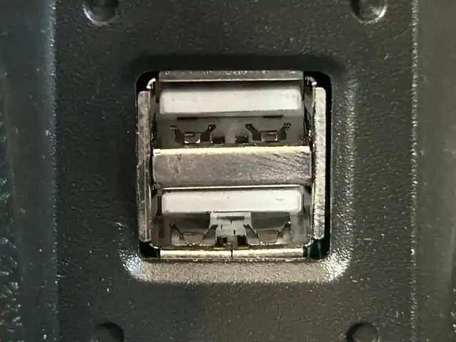 スズキ ジムニー シエラ JC 静岡県 2024(令6)年 0.9万km シルキーシルバーメタリック スズキセーフティサポート/・デュアルセンサーブレーキサポート/・車線逸脱警報機能/・ふらつき警報機能/・先行車発信おしらせ機能/（車両進入禁止/はみ出し禁止/最高速度）/・ハイビームアシスト/社外デジタルインナーミラー/４WD/5速MT/ビルトインETC/クルーズコントロール/シートヒーター/アイドリングストップ/電動格納ミラー（ウィンカーミラー/ミラーヒーター）/純正オプションロッドホルダー/ヘッドラインプウォッシャー/ホワイト照明マルチインフォメーションディスプレイ/革巻きステアリング/プライバシーガラス/ジオランダーG015（人気のホワイトレター）タイヤ