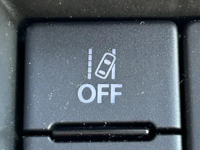 スズキ ジムニー シエラ JC 静岡県 2024(令6)年 0.9万km シルキーシルバーメタリック スズキセーフティサポート/・デュアルセンサーブレーキサポート/・車線逸脱警報機能/・ふらつき警報機能/・先行車発信おしらせ機能/（車両進入禁止/はみ出し禁止/最高速度）/・ハイビームアシスト/社外デジタルインナーミラー/４WD/5速MT/ビルトインETC/クルーズコントロール/シートヒーター/アイドリングストップ/電動格納ミラー（ウィンカーミラー/ミラーヒーター）/純正オプションロッドホルダー/ヘッドラインプウォッシャー/ホワイト照明マルチインフォメーションディスプレイ/革巻きステアリング/プライバシーガラス/ジオランダーG015（人気のホワイトレター）タイヤ