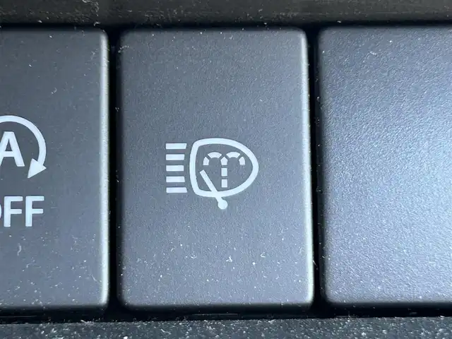 スズキ ジムニー シエラ JC 静岡県 2024(令6)年 0.9万km シルキーシルバーメタリック スズキセーフティサポート/・デュアルセンサーブレーキサポート/・車線逸脱警報機能/・ふらつき警報機能/・先行車発信おしらせ機能/（車両進入禁止/はみ出し禁止/最高速度）/・ハイビームアシスト/社外デジタルインナーミラー/４WD/5速MT/ビルトインETC/クルーズコントロール/シートヒーター/アイドリングストップ/電動格納ミラー（ウィンカーミラー/ミラーヒーター）/純正オプションロッドホルダー/ヘッドラインプウォッシャー/ホワイト照明マルチインフォメーションディスプレイ/革巻きステアリング/プライバシーガラス/ジオランダーG015（人気のホワイトレター）タイヤ