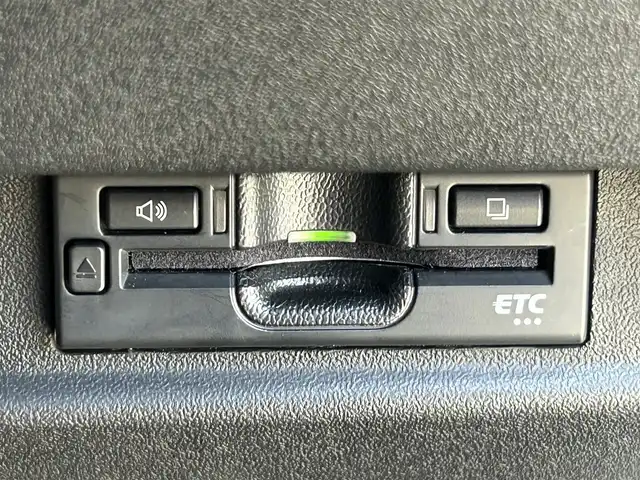 スズキ ジムニー シエラ JC 静岡県 2024(令6)年 0.9万km シルキーシルバーメタリック スズキセーフティサポート/・デュアルセンサーブレーキサポート/・車線逸脱警報機能/・ふらつき警報機能/・先行車発信おしらせ機能/（車両進入禁止/はみ出し禁止/最高速度）/・ハイビームアシスト/社外デジタルインナーミラー/４WD/5速MT/ビルトインETC/クルーズコントロール/シートヒーター/アイドリングストップ/電動格納ミラー（ウィンカーミラー/ミラーヒーター）/純正オプションロッドホルダー/ヘッドラインプウォッシャー/ホワイト照明マルチインフォメーションディスプレイ/革巻きステアリング/プライバシーガラス/ジオランダーG015（人気のホワイトレター）タイヤ