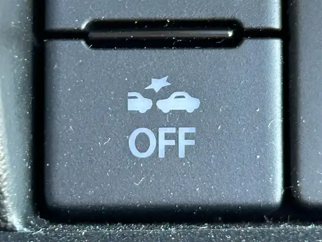 スズキ ジムニー シエラ JC 静岡県 2024(令6)年 0.9万km シルキーシルバーメタリック スズキセーフティサポート/・デュアルセンサーブレーキサポート/・車線逸脱警報機能/・ふらつき警報機能/・先行車発信おしらせ機能/（車両進入禁止/はみ出し禁止/最高速度）/・ハイビームアシスト/社外デジタルインナーミラー/４WD/5速MT/ビルトインETC/クルーズコントロール/シートヒーター/アイドリングストップ/電動格納ミラー（ウィンカーミラー/ミラーヒーター）/純正オプションロッドホルダー/ヘッドラインプウォッシャー/ホワイト照明マルチインフォメーションディスプレイ/革巻きステアリング/プライバシーガラス/ジオランダーG015（人気のホワイトレター）タイヤ